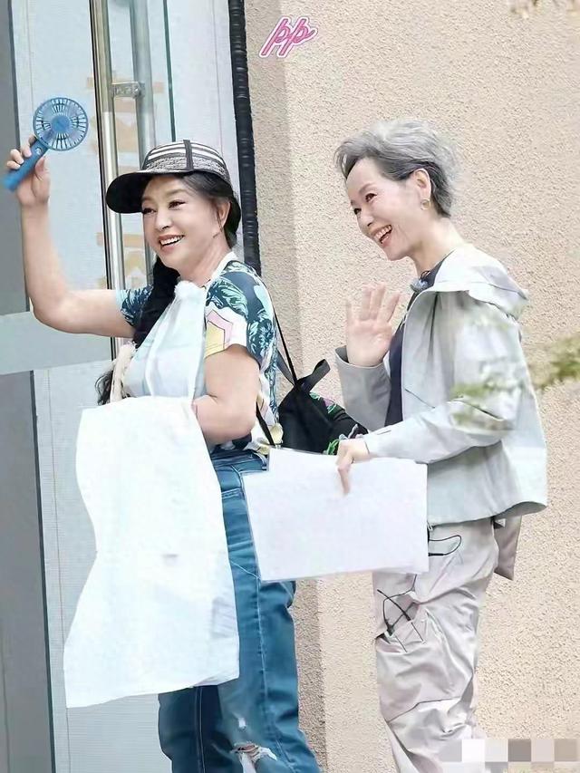 刘晓庆胖得浑身上下一边粗了 胸大屁股大的 脸也变圆了