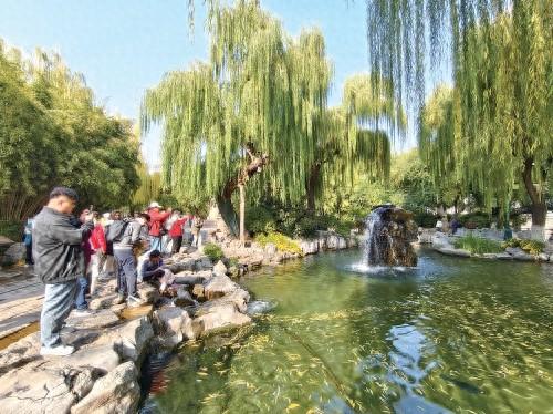 月牙飞瀑持续在线