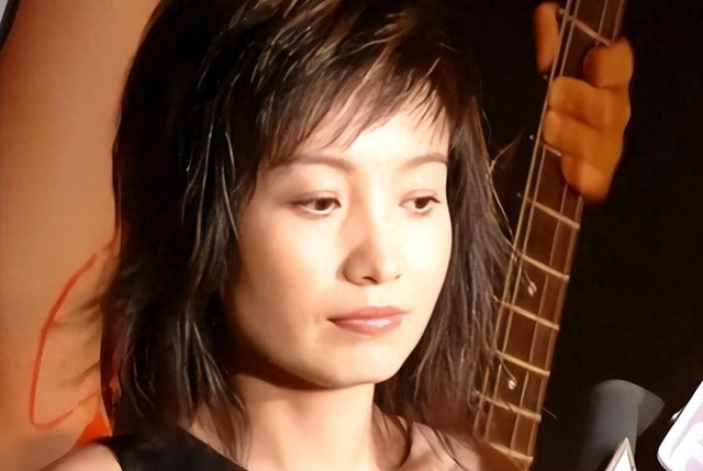 她上5次春晚，和恩师同居怀孕，被骗流产，如今57岁依然单身！