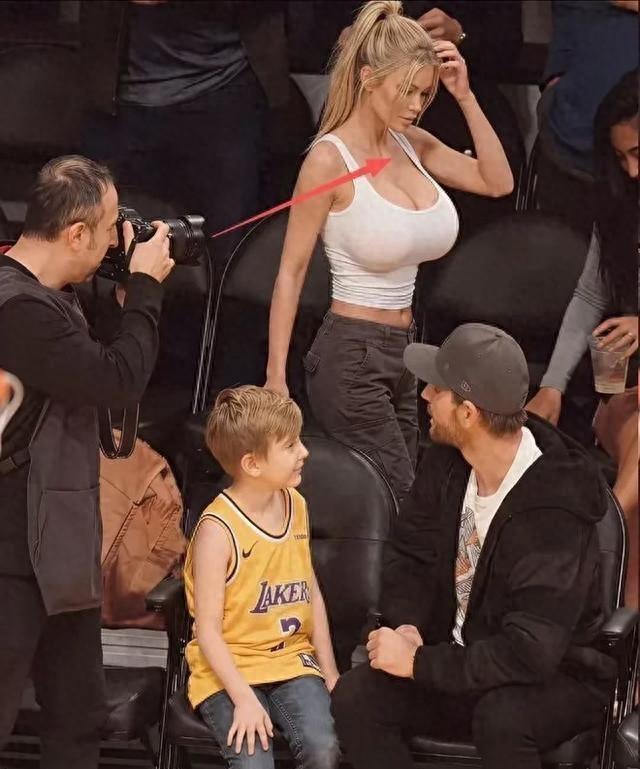 湖人20万粉美女球迷主场抢镜！摄影师狂拍引调侃