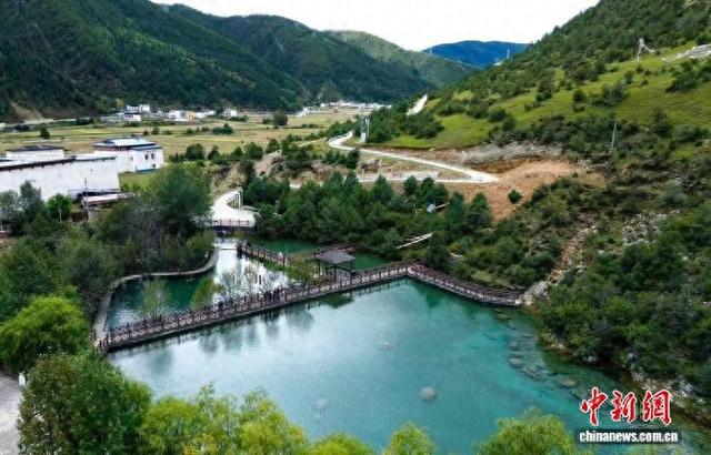 川西高原小镇的文旅“突围”：锚定“周末经济”奔赴更远未来