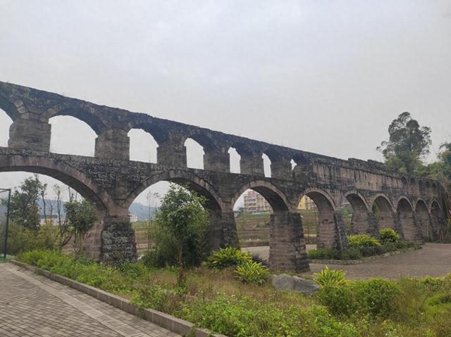 重庆合川幸福的人文景观，规模不大特色鲜明，为了推广修个广场