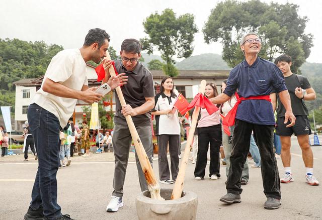 国庆中秋假期第二天，四川A级景区接待游客突破651万人次，门票收入超6720万元