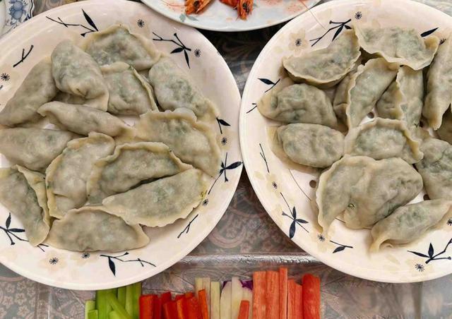 关晓彤晒饺子火了	，网友吵翻了，这碗家常饭藏着多少门道