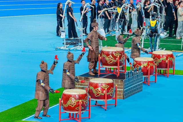 人机共舞！详解兵马俑机器人如何与北舞师生联合摘金