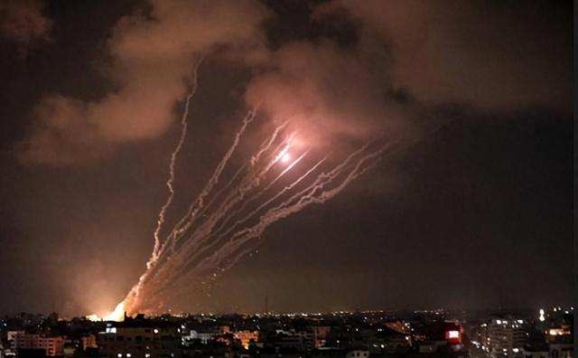 出大事了，乌导弹从天而降，俄首都被炸？普京下令	，美国态度变了