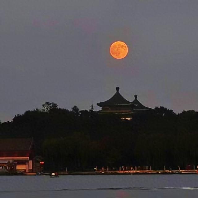 十五的月亮十六圆，一轮圆月装扮绝美京城夜景