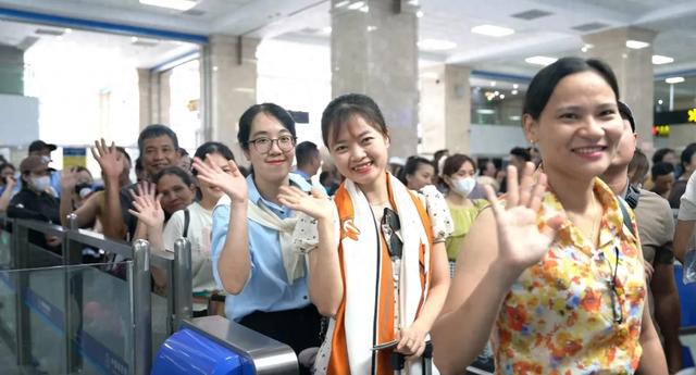从河口出发！越南游客乘动车开启云南避暑之旅