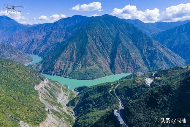 看丽宁十八弯未必要去观景台，我遇见个野生小土坡，视角也挺不错