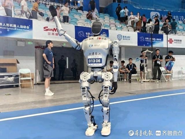 百米表演赛夺冠！济南造“行者泰山”亮相世界人形机器人运动会