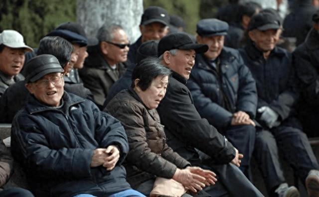 死亡高峰将至，中国如何面对这场“银发浪潮”？