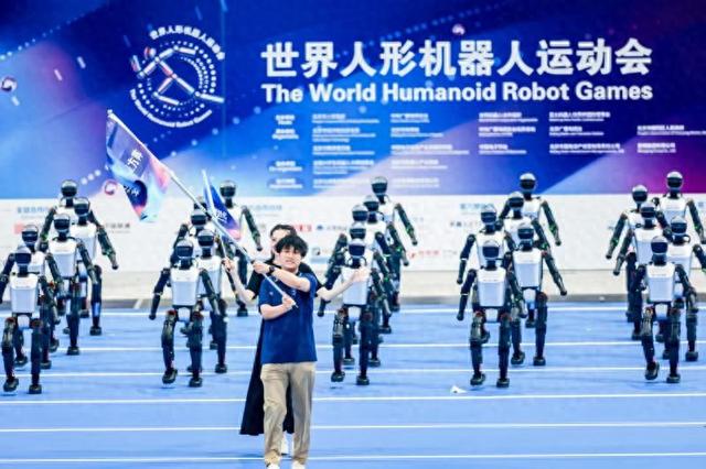能踢球会跳舞 加速进化机器人还自主走方阵｜机器人发展看北京
