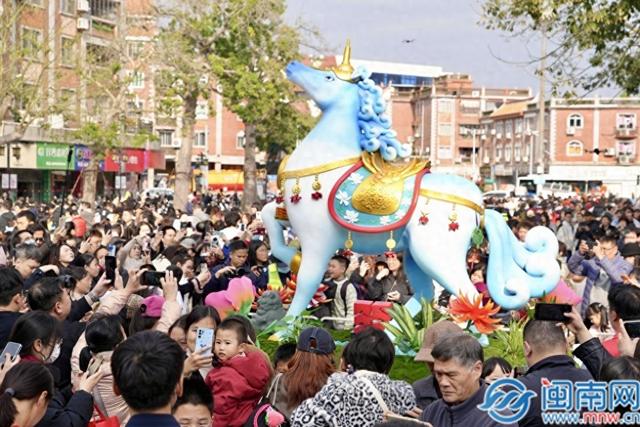 六匹骏马聚首古城！泉州古城马年IP“东·守守”压轴亮相