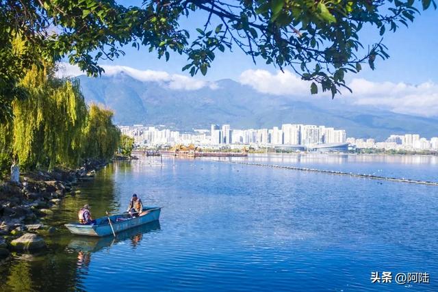 在洱海边偶遇最“潮”老头，粉色坐驾堪称是大理最靓丽的风景线