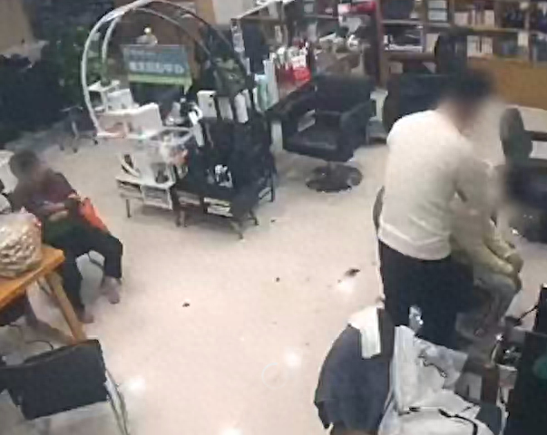 理发师给13岁女孩理发时被指猥亵遭拘14天，当事人直呼冤枉并起诉警方：监控视频看不出猥亵，她奶奶一直看着