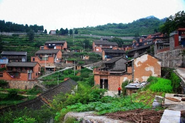 寻觅太行“桃花源” 徒步红色土岭村