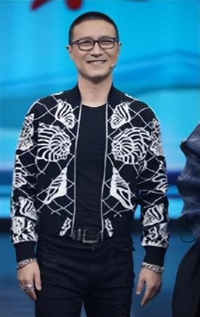 章子怡也没想到，离婚刚两年的54岁汪峰，竟走上了另一条上坡路