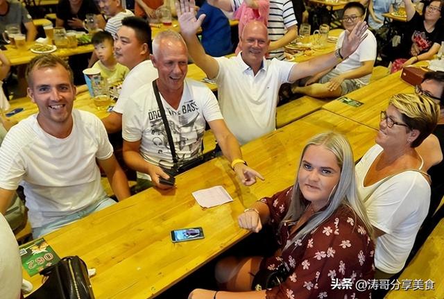 大批德国游客到访山东，打着旅游的“幌子”，其实是为了青岛啤酒