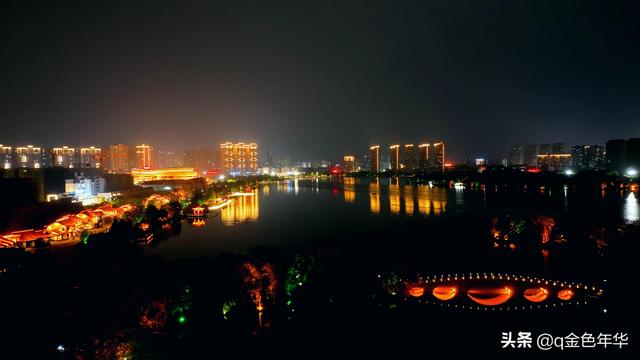 黄州遗爱湖畔夜未央，华灯织锦映湖光