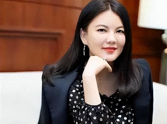 李湘风波再发酵！家境被扒底朝天，父母身份揭秘	，原来何炅没说错