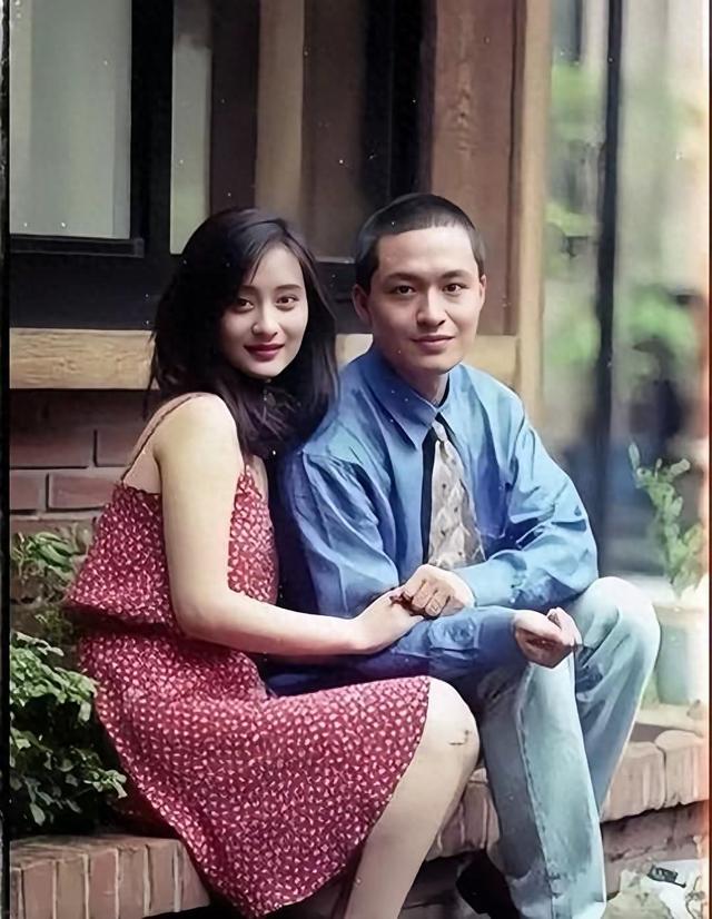 照片拍摄于1992年，俩人相差12岁，当时也是经典荧幕搭档。
