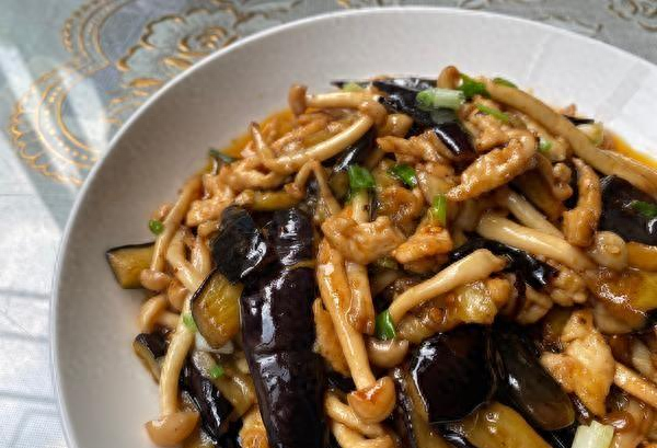 家常茄子煲｜鲜香入味	，一锅搞定下饭菜，连汤汁都能拌光三碗饭！