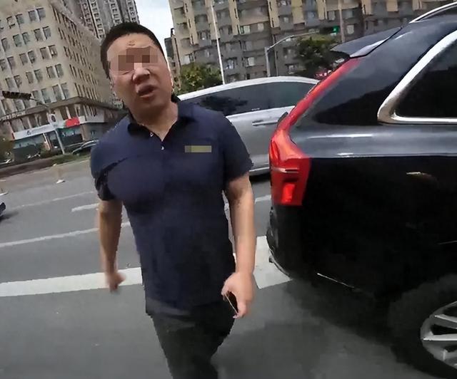 男子别停摩托车后续：前同事曝光更多黑料，底裤被扒，平时就嚣张