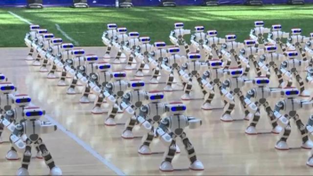 北京夜空下，机器人方阵走出历史性一步