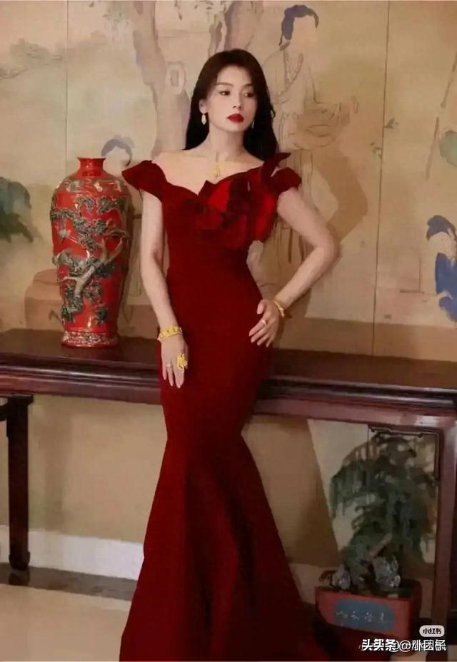 哇塞!刘涛这肥臀,算是圈内第一了吧,麻花辫配包臀裙太显年轻了