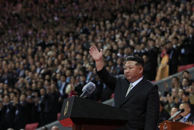 金正恩深夜冒雨大阅兵，当着中国贵宾的面，朝鲜镇国核弹压轴登场