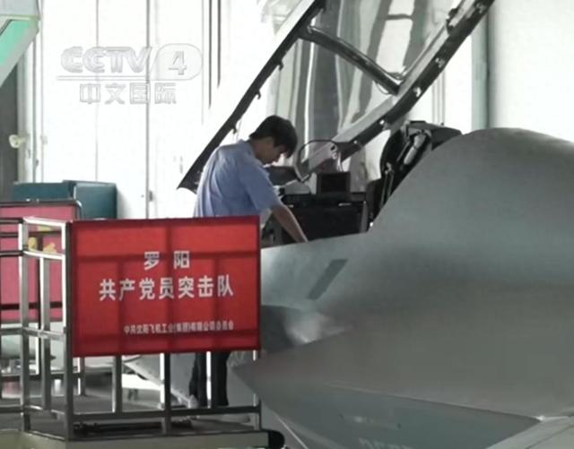 中国军工再突破！歼35A座舱成整块大屏，美军空中霸权遭挑战