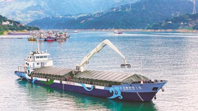 国内首艘纯电动清漂转运船成功试航