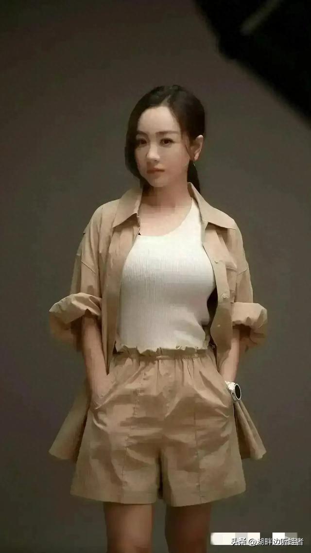 杨蓉这胸是真的吗？跟两个足球一样了，真的非常好看了