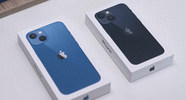致敬iPhone5！国产厂商推出4寸手机，摄像头能旋转还能秒变黑莓