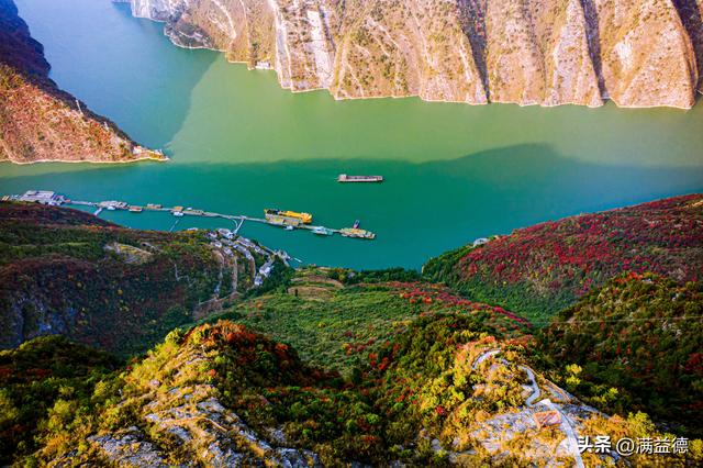 冬日巫山：红叶浸透风骨，江山如画