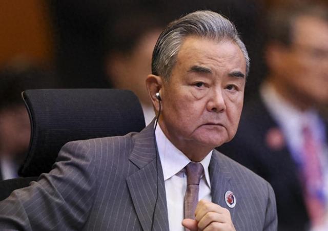 王毅一锤定音，泰国开出停火条件，洪森倒向美国，最大输家已定