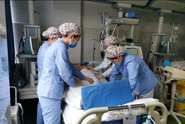 57岁阿姨相亲一见钟情，当天同居，第二天起床还不知道对方叫什么
