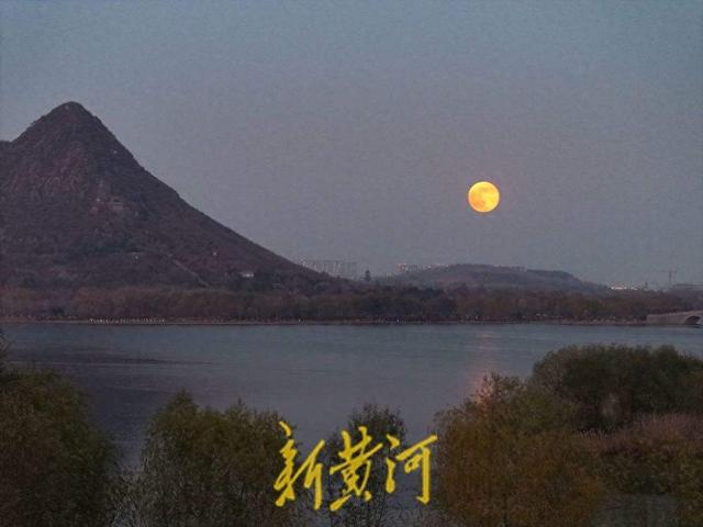 湖光月色！济南华山湖畔赏红月凌空