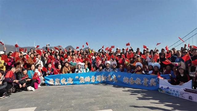 “熊猫专列”游客团深度体验贞丰自然与人文