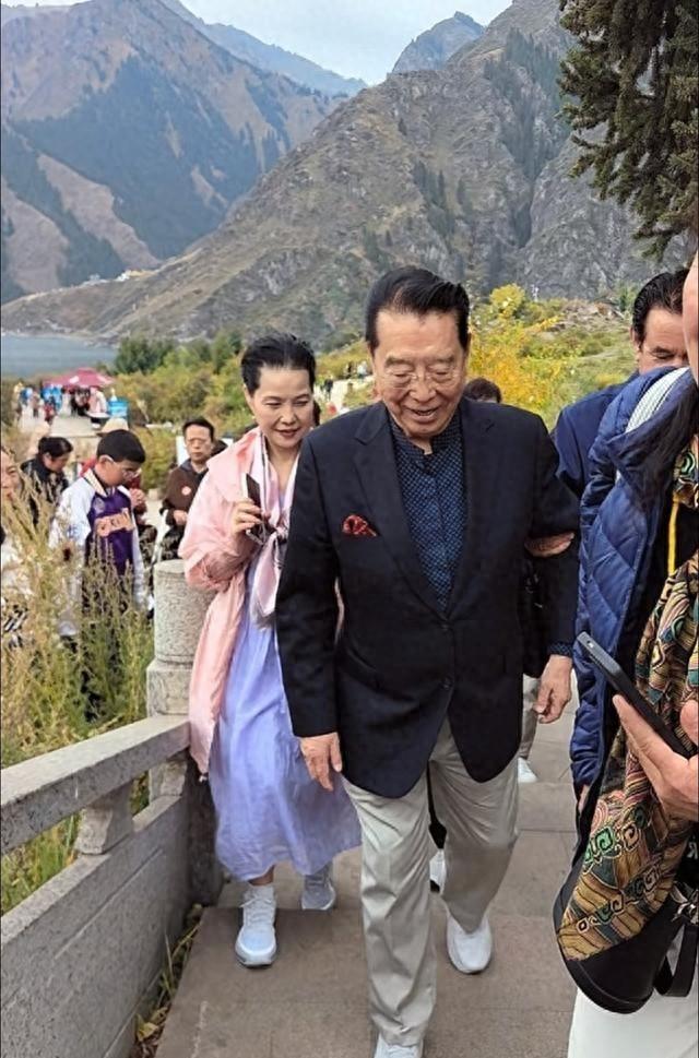 86岁李双江和梦鸽游新疆天山池，他头发稀疏，皱纹满满雀斑多 老了