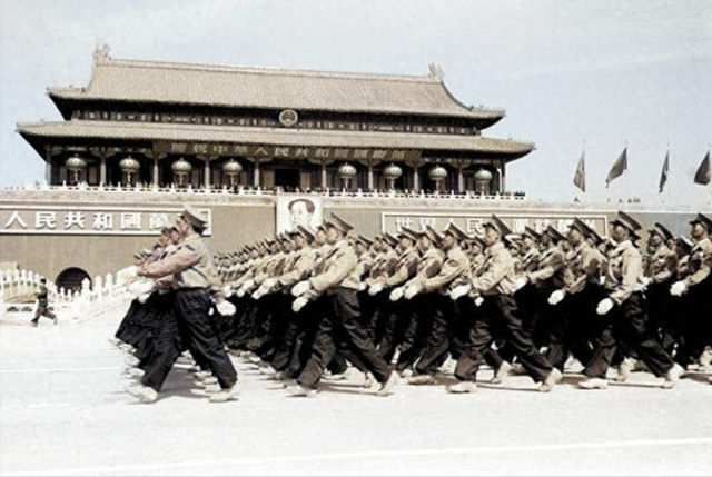 63年国庆，毛主席见到一少尉排长忽然问道：就是你“口出狂言”啊