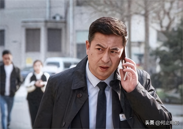 钱再多有什么用！55岁张嘉译现状曝光，病情严重到连走路都站不直