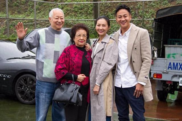 何润东妻子亮相，穿风衣配阔腿裤，公婆穿得朴素，她却美得惊艳