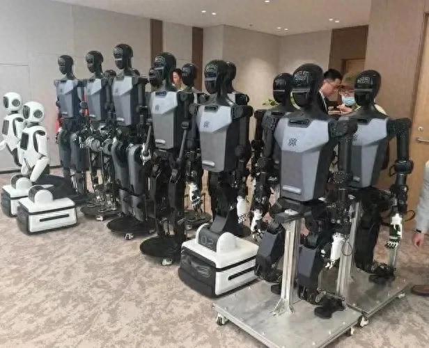 你的饭碗危险了？北京街头机器人打卡上班，50款新同事已就位！
