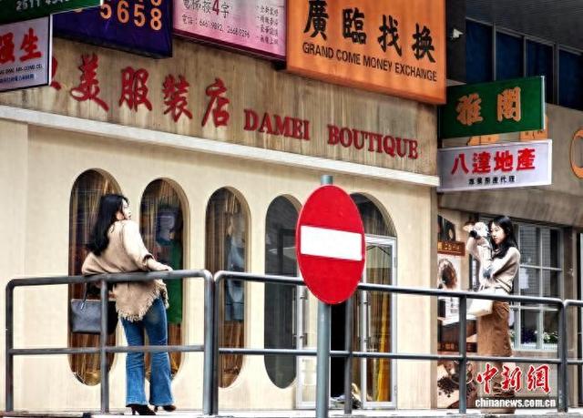 福州：复古港风布景点吸引市民参观