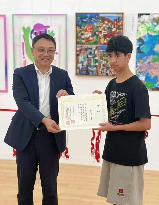儿子长的丑冲上热搜，亲妈刘芸急晒九宫格反击！笑死还不如不挽回