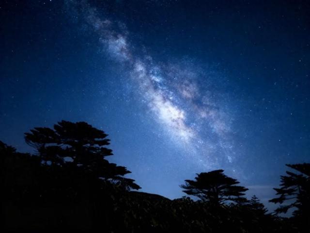 星空云海交织 轿子山现壮美景观