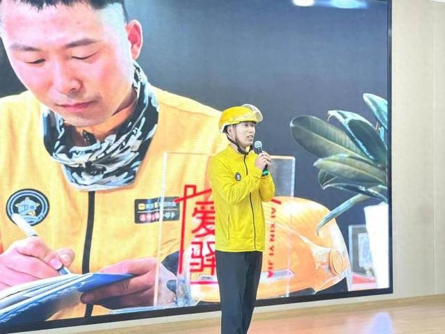 刚过去的9月，小哥刘凤叶很忙