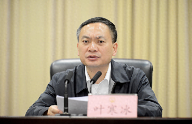 任副省长期间，叶寒冰长期出入私人会所聚餐饮酒