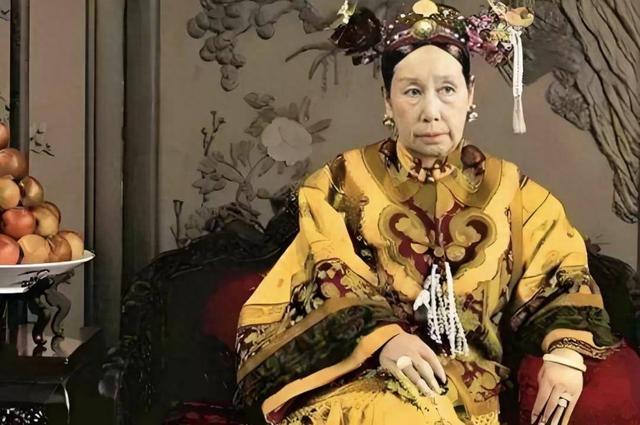 宫女趁乱私藏慈禧枕头，64年后被拆开，里面全是宝物